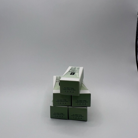 Clinique Skincare Moisturizer -7 day scrub cream 15 ml 5 pack - Picture 10 of 10